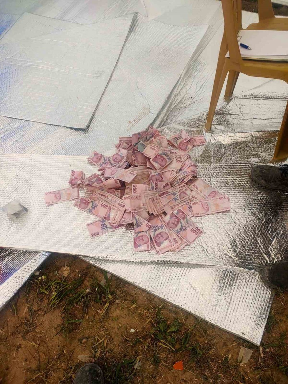 Hatay'da iş makinesi operatörünün dikkati sayesinde 158 bin lira kurtarıldı