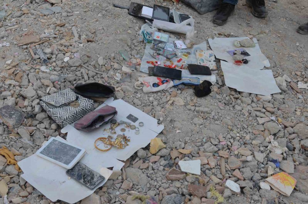 Kahramanmaraş'ta deprem sonrası enkazdan çıkan ziynet eşyaları, ölenlerin yakınlarına teslim edildi