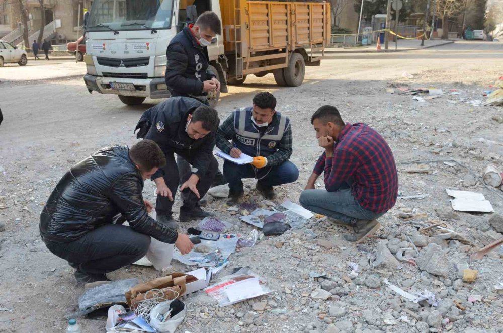 Kahramanmaraş'ta deprem sonrası enkazdan çıkan ziynet eşyaları, ölenlerin yakınlarına teslim edildi