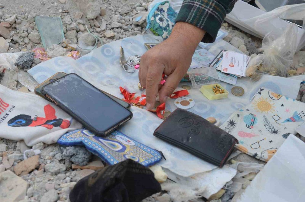Kahramanmaraş'ta deprem sonrası enkazdan çıkan ziynet eşyaları, ölenlerin yakınlarına teslim edildi