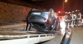 Kontrolden çıkan otomobil demir parmaklıklara saplandı: 1’i ağır 3 yaralı