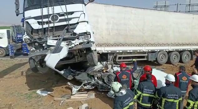 Otomobil TIR'ın altına girdi: 2 ölü, 1 yaralı