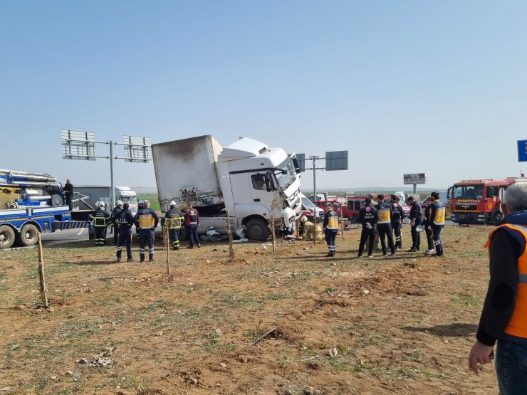 Otomobil TIR'ın altına girdi: 2 ölü, 1 yaralı