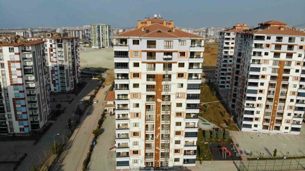 Tüm uyarılara rağmen ölümü göze alıp ağır hasarlı binadan eşyalarını aldılar