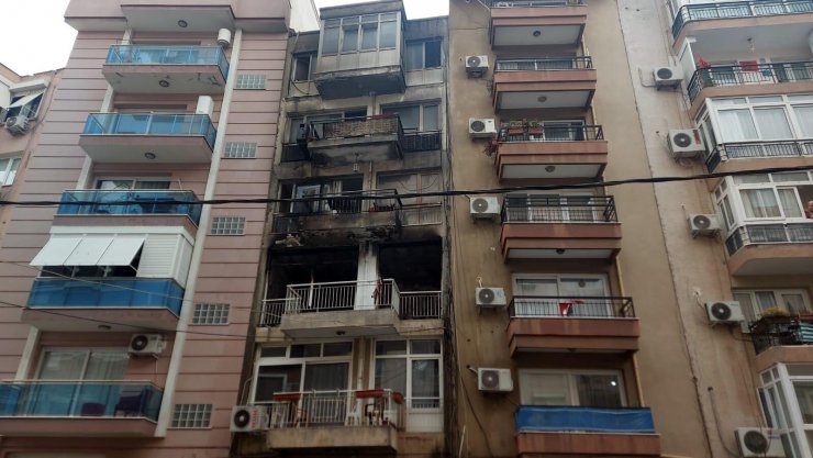 Yangında yoğun dumandan etkilenen baba ve 2 kızı hastaneye kaldırıldı