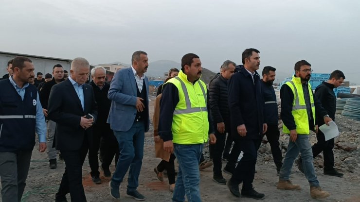 Bakan Kurum, İslahiye'de geçici barınma alanlarını inceledi