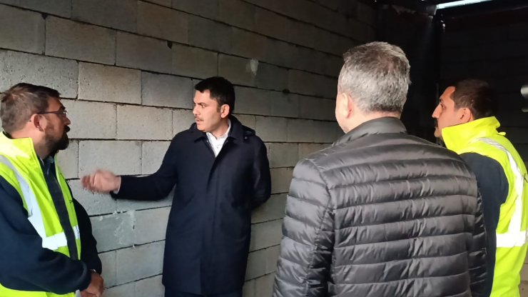 Bakan Kurum, İslahiye'de geçici barınma alanlarını inceledi