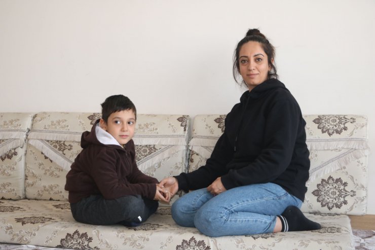 Çocuklarıyla son anda kurtulduğu evin yıkılışını izlemiş