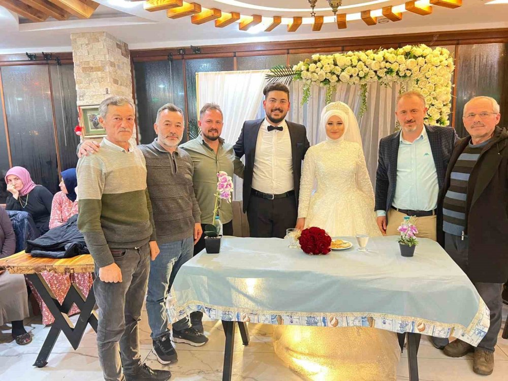 Depremzede çift Hatay’da giyemediği gelinlik ve damatlığı Rize’de giydi