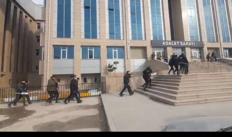 Göçmen kaçakçılarına 7 ayrı operasyon; 104 gözaltı