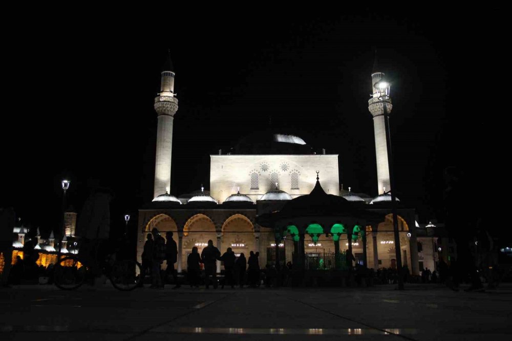 Konya’da Berat Kandili’nde camiler dolup taştı