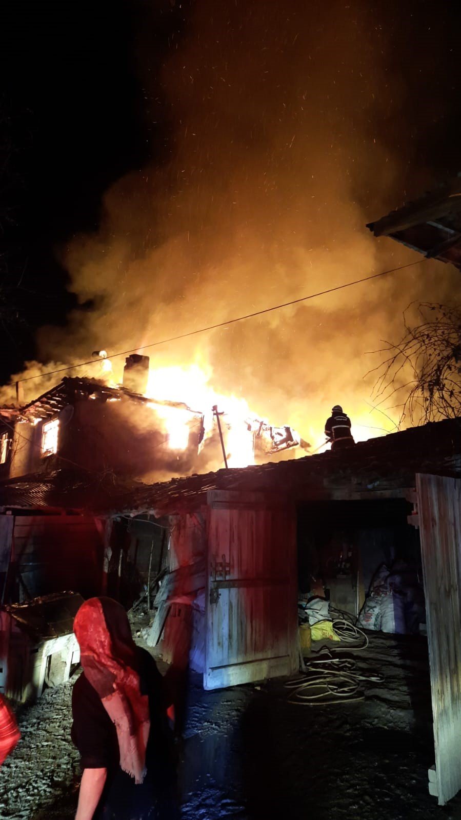 Köyde yangın! 3 ev küle döndü