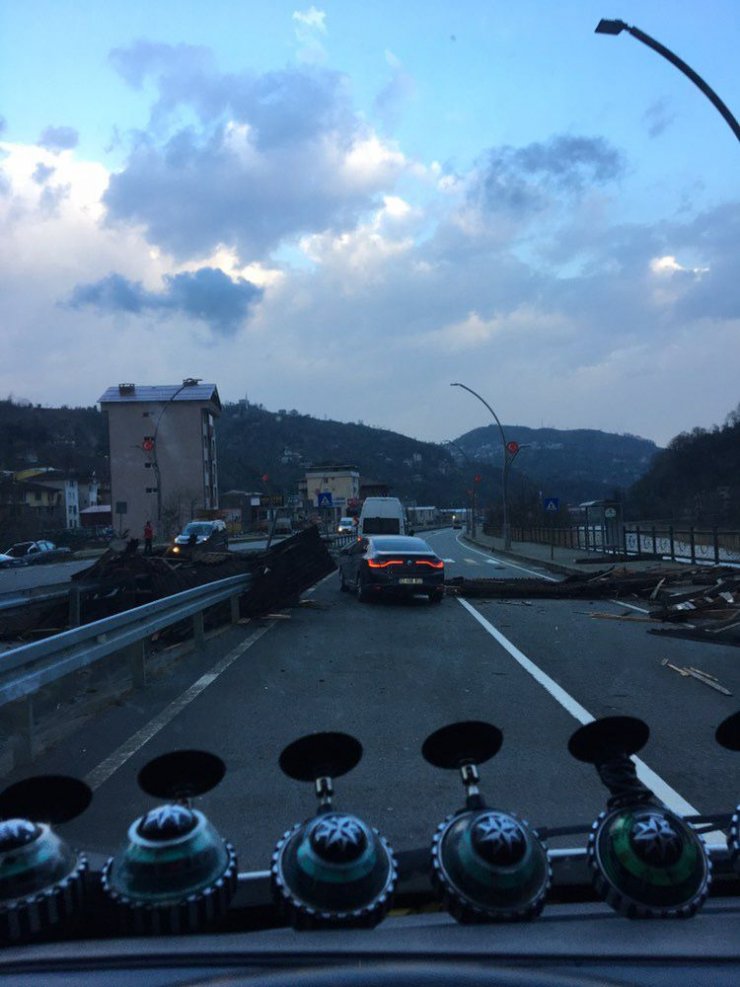 Rize'de fırtına; çatılar uçtu