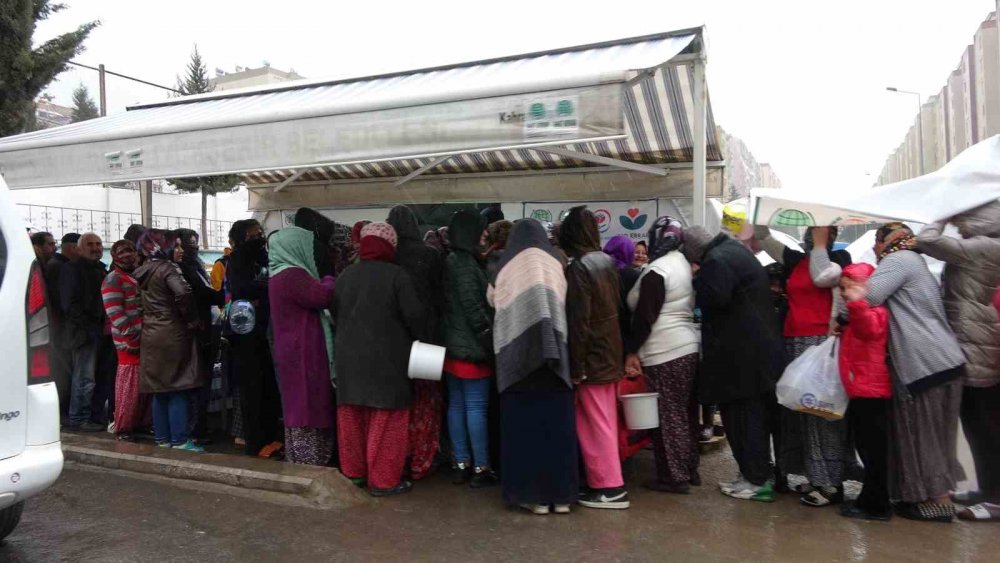 Sağanak yağmur depremzedelere zor anlar yaşattı