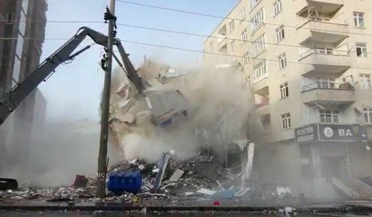 6 katlı bina yıkım sırasında çöktü