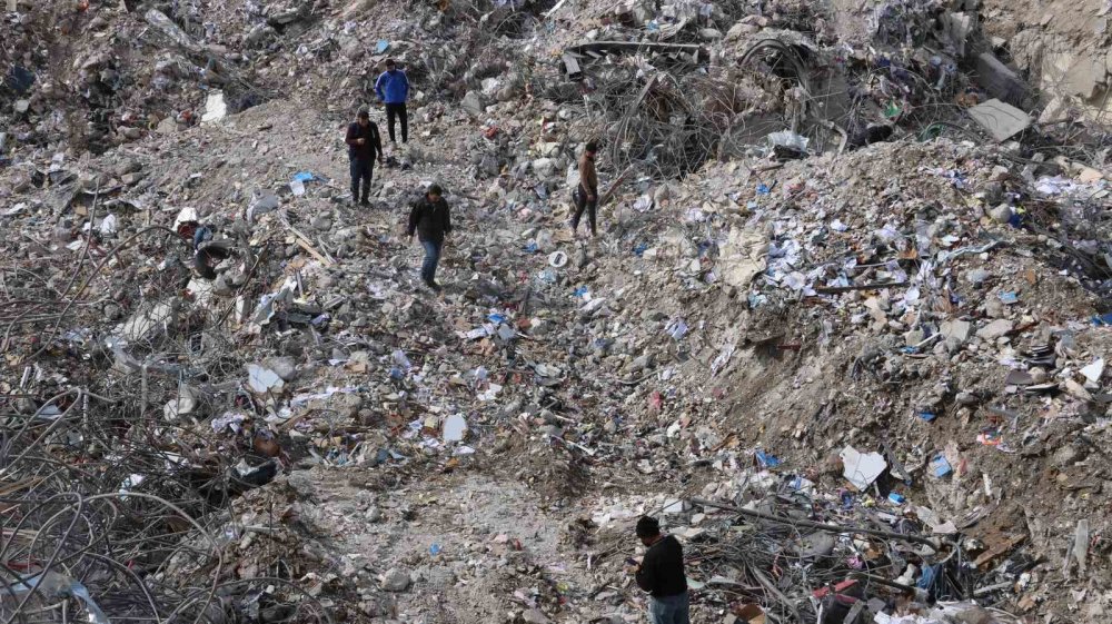 Günlerdir enkazda Kabe örtüsünü arıyorlar