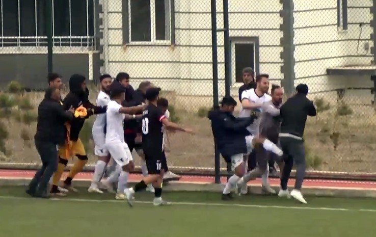 Maç sonrası kavga derbiye gölge düşürdü