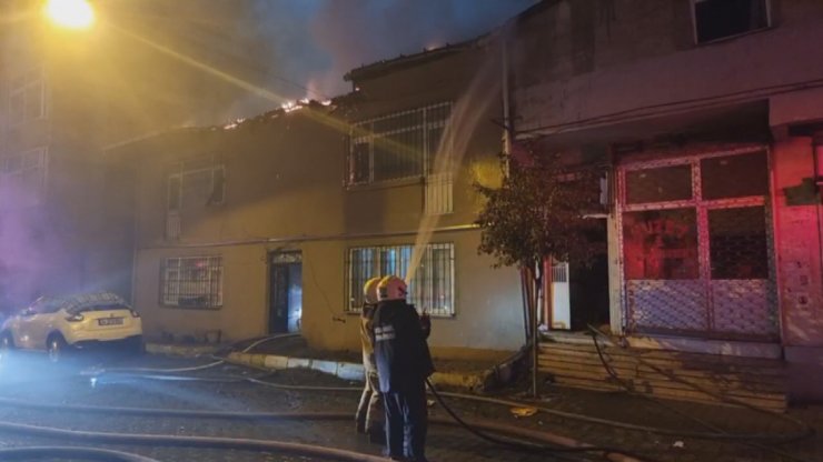2 katlı binanın çatısı  alev alev yandı