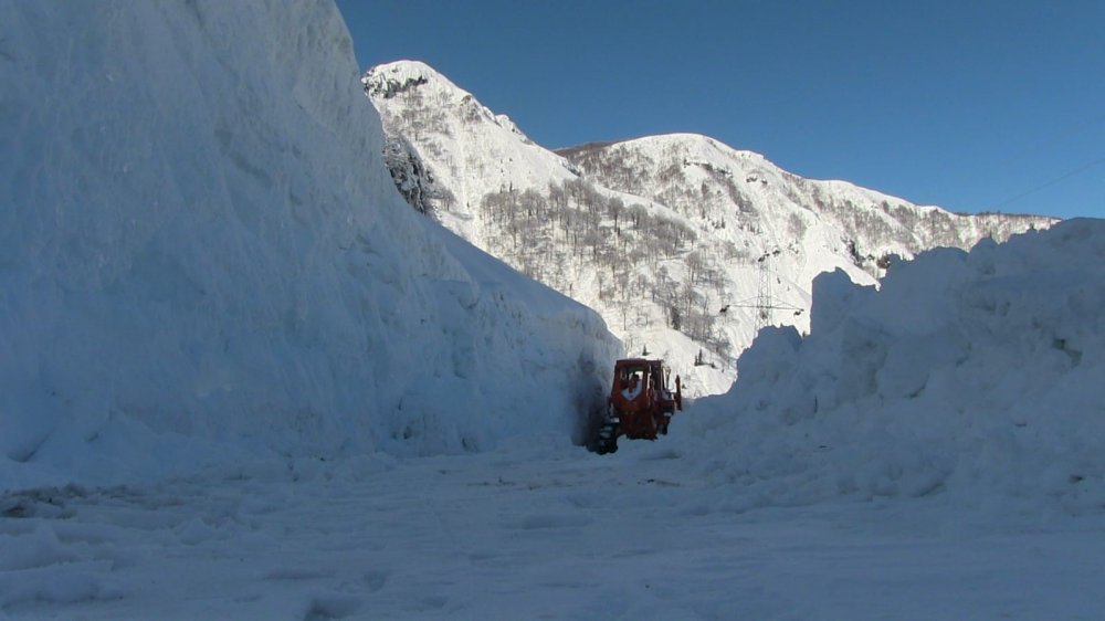 30 gündür yolu kapalı olan köye ulaştılar