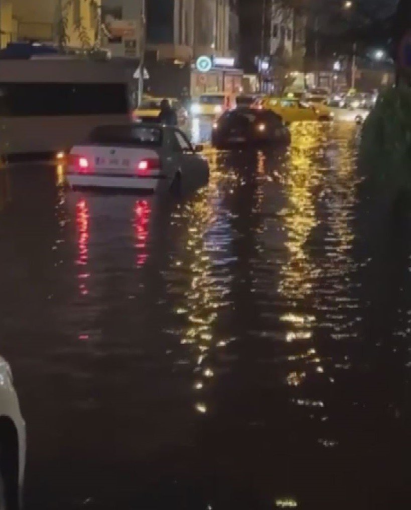 İzmir’de yağmur hayatı felç etti: Araçlar oluşan çukurlara düştü