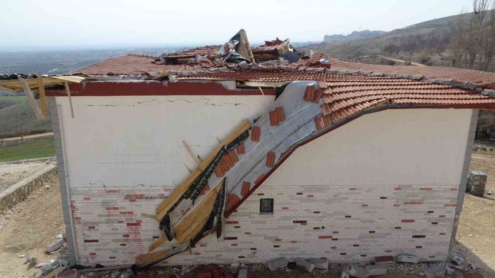 Fay hattı üzerine yapılan milyonluk ev kağıt gibi dağıldı