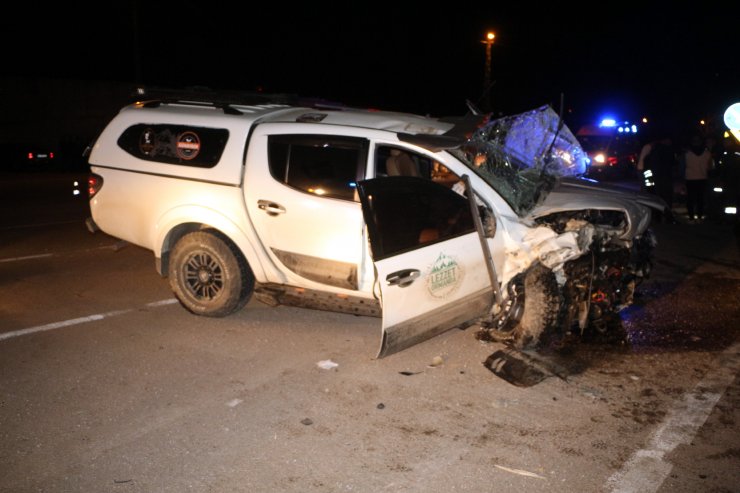 Karşı şeride geçen otomobil cipe çarptı: 2 ölü, 4 yaralı