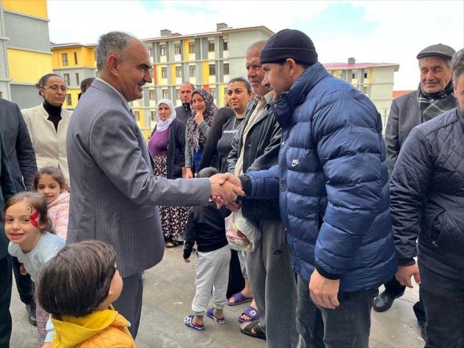 Konya Valisi Vahdettin Özkan, depremzedeleri ziyaret etti