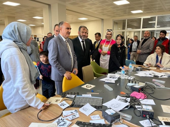 Konya Valisi Vahdettin Özkan, depremzedeleri ziyaret etti