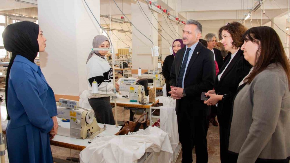 Selçuk Üniversitesi'nde depremzedeler için tekstil ürünleri ve oyuncaklar hazırlanıyor