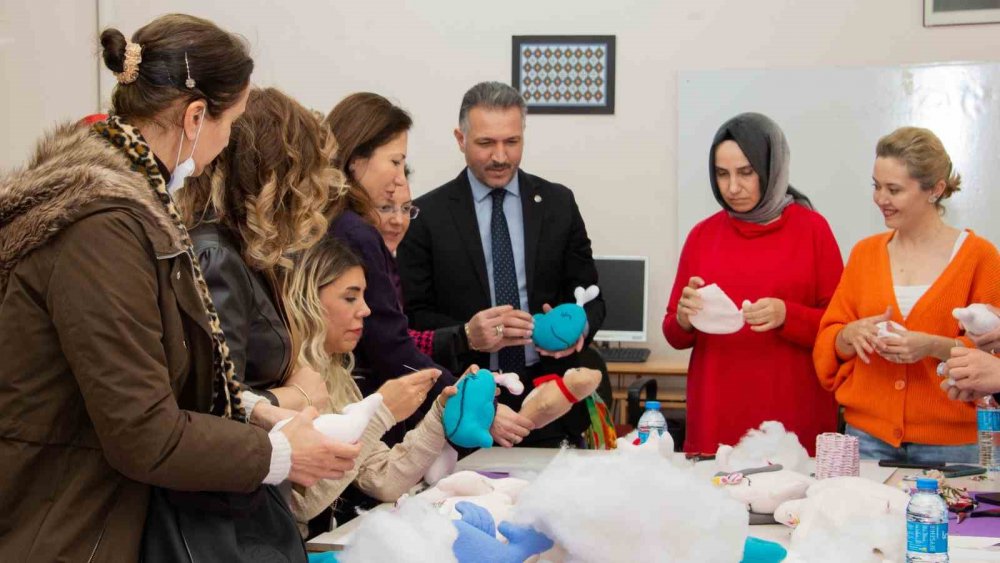 Selçuk Üniversitesi'nde depremzedeler için tekstil ürünleri ve oyuncaklar hazırlanıyor