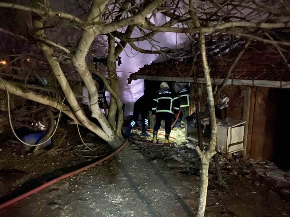 Alevler geceyi aydınlattı