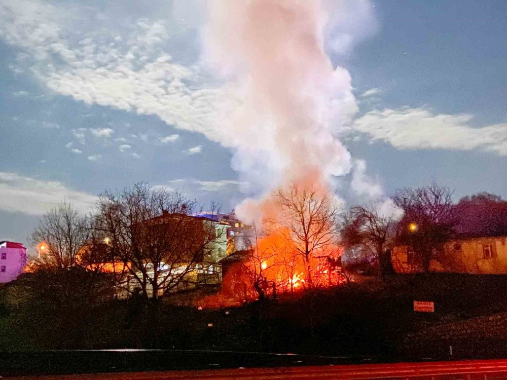 Alevler geceyi aydınlattı