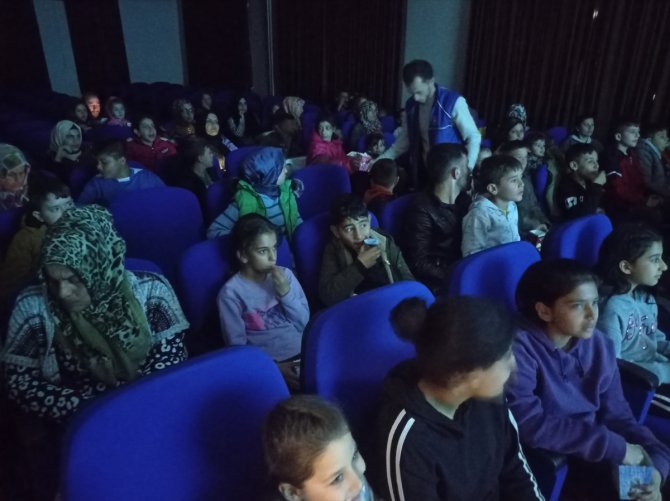 Konya Bozkır'da depremzede çocuklara film izleme etkinliği