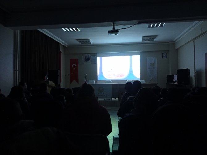 Konya Bozkır'da depremzede çocuklara film izleme etkinliği