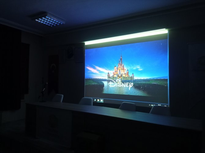 Konya Bozkır'da depremzede çocuklara film izleme etkinliği