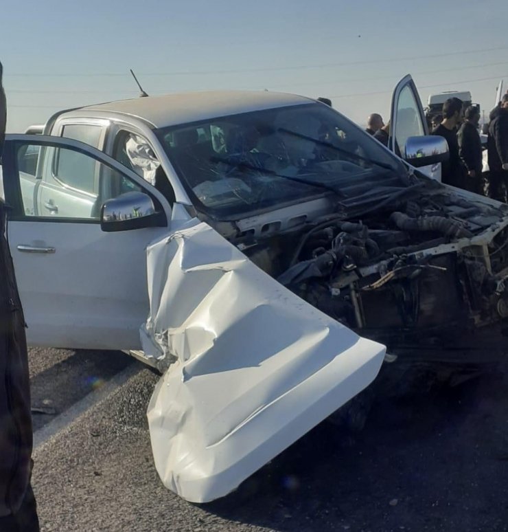 Otomobille kamyonetin çarpıştığı kazada baba ve oğlu hayatını kaybetti