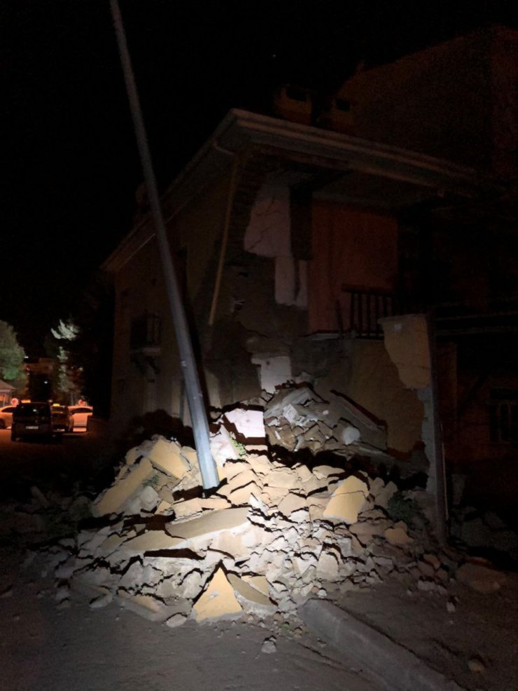 Elazığ'da yıkım kararı alınan binanın bir kısmı çöktü