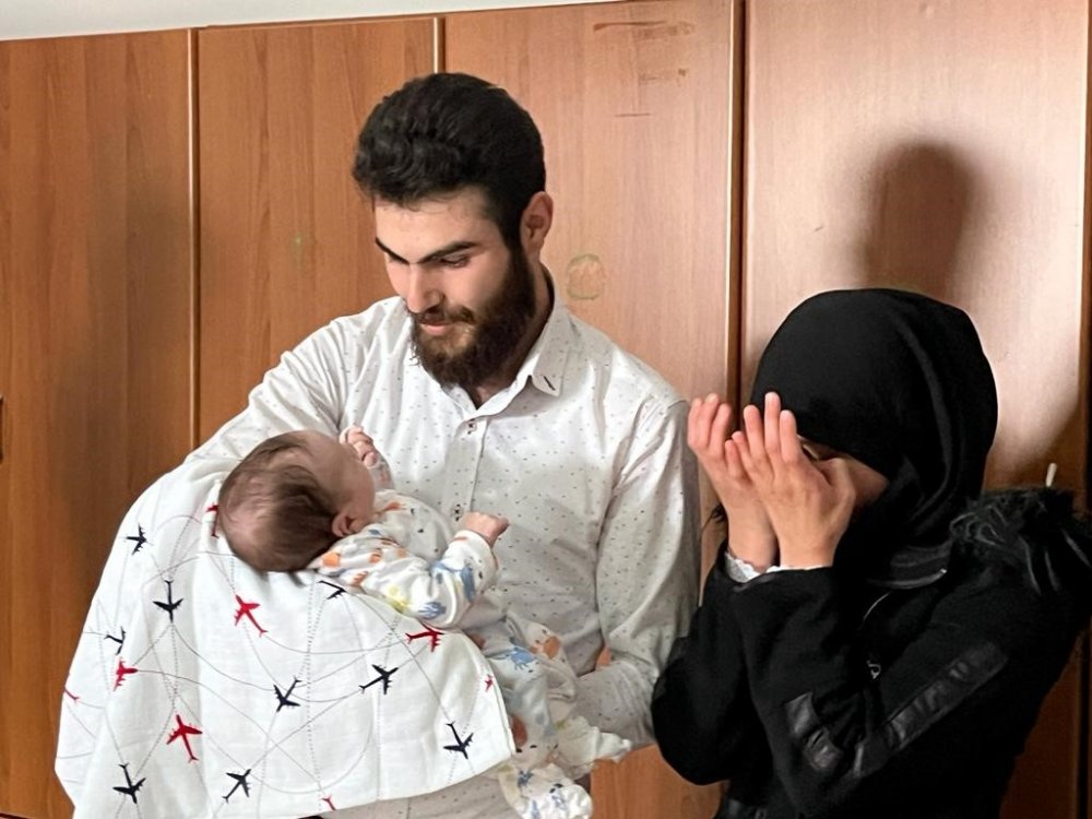 Konya'da yaşayan depremzede aiele bebeklerine kavuştu