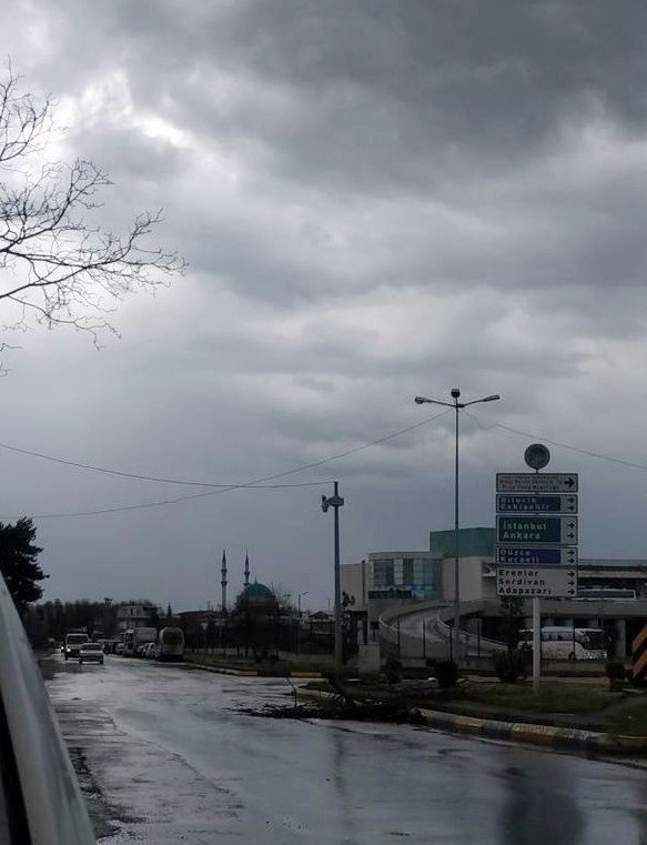 Meteoroloji uyarmıştı! Sakarya'da kuvvetli fırtına etkili oldu