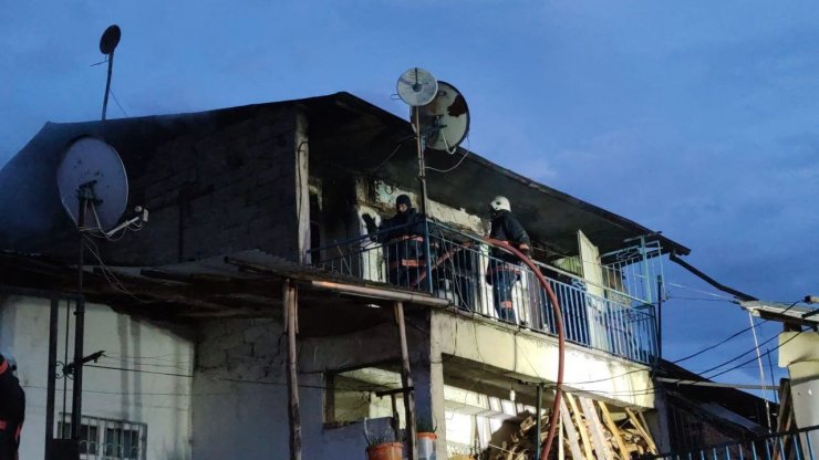 Soba patladı, evin bir kısmı çöktü: 2 yaralı