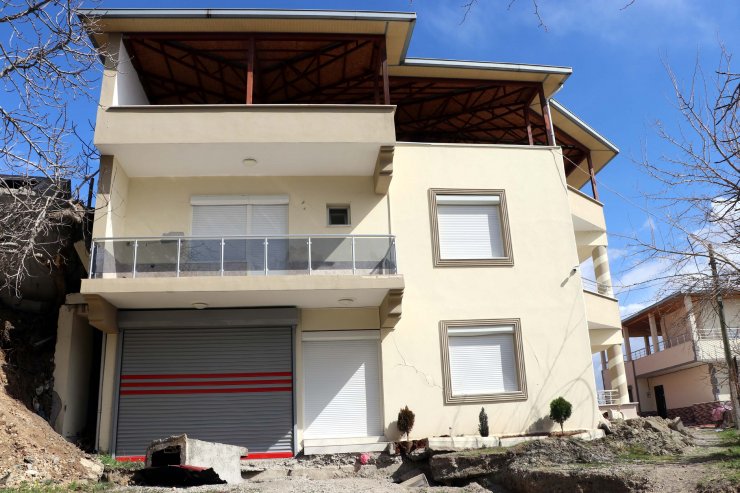 Depremde binanın yönü 1 metre değişti