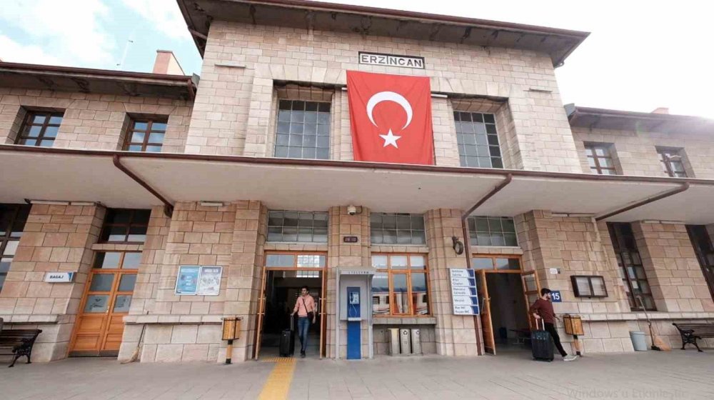 Depremlerin yıkamadığı bina: Erzincan Tren Garı