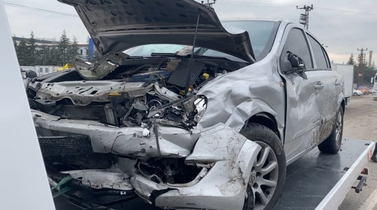 Ankara'da 2 otomobil çarpıştı! Yaralılar var