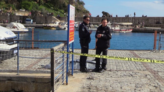 Antalya'da denizde erkek cesedi bulundu