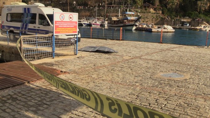 Antalya'da denizde erkek cesedi bulundu