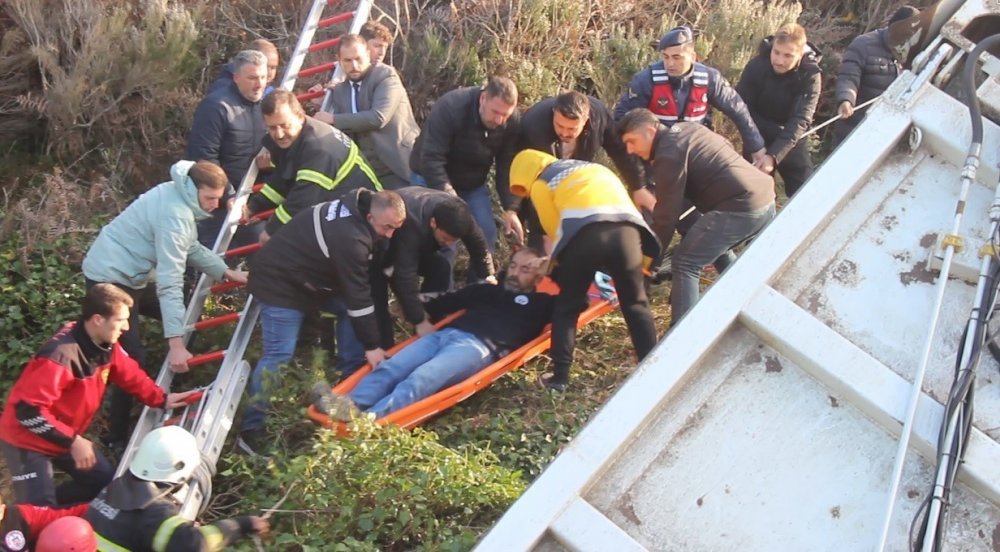 Çöp kamyonu uçurumda asılı kaldı