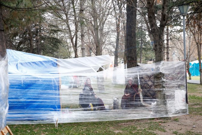 Depremlerden tedirgin olanlar çadırlarda