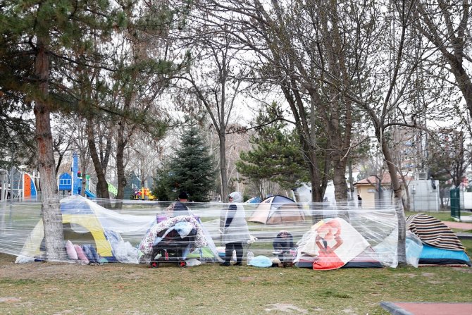 Depremlerden tedirgin olanlar çadırlarda