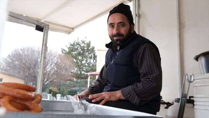 Depremzede tatlıcı, Konya'da işini sürdürüyor
