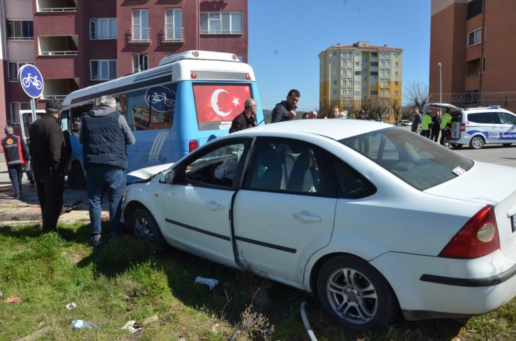 Edirne’de otomobil, yolcu minibüsüne çarptı: 5 yaralı